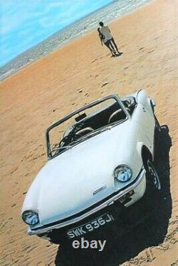 Affiche Garage Automobile Triumph Spitfire British Leyland. On The Beach